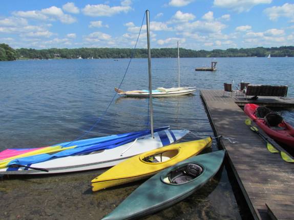 A 'frota' de veículos aquáticos na Casa do Lago, em Lakeville, estado de Connecticut, nos Estados Unidos